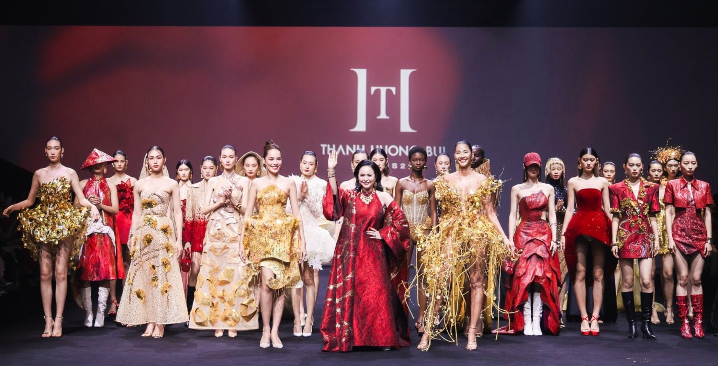NTK Thanh Hương Bùi vừa mang BST Manifeste đến sàn diễn Tuần lễ thời trang Thượng Hải (Shanghai Fashion Week SS26). Lần đầu tiên mang thương hiệu ra quốc tế, cô khiến khán giả Trung Quốc và quốc tế đặc biệt ấn tượng với những bộ cánh sang trọng, đẳng cấp trong màn trình diễn đầy màu sắc.
