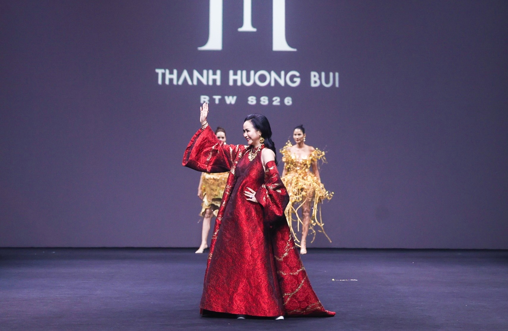 Cô muốn khơi dậy nét cá tính độc đáo bên trong những người phụ nữ, tạo dấu ấn đặc biệt của họ cùng những trang phục nổi bật vượt xa những khuôn khổ thông thường trên hành trình thời trang của mình.