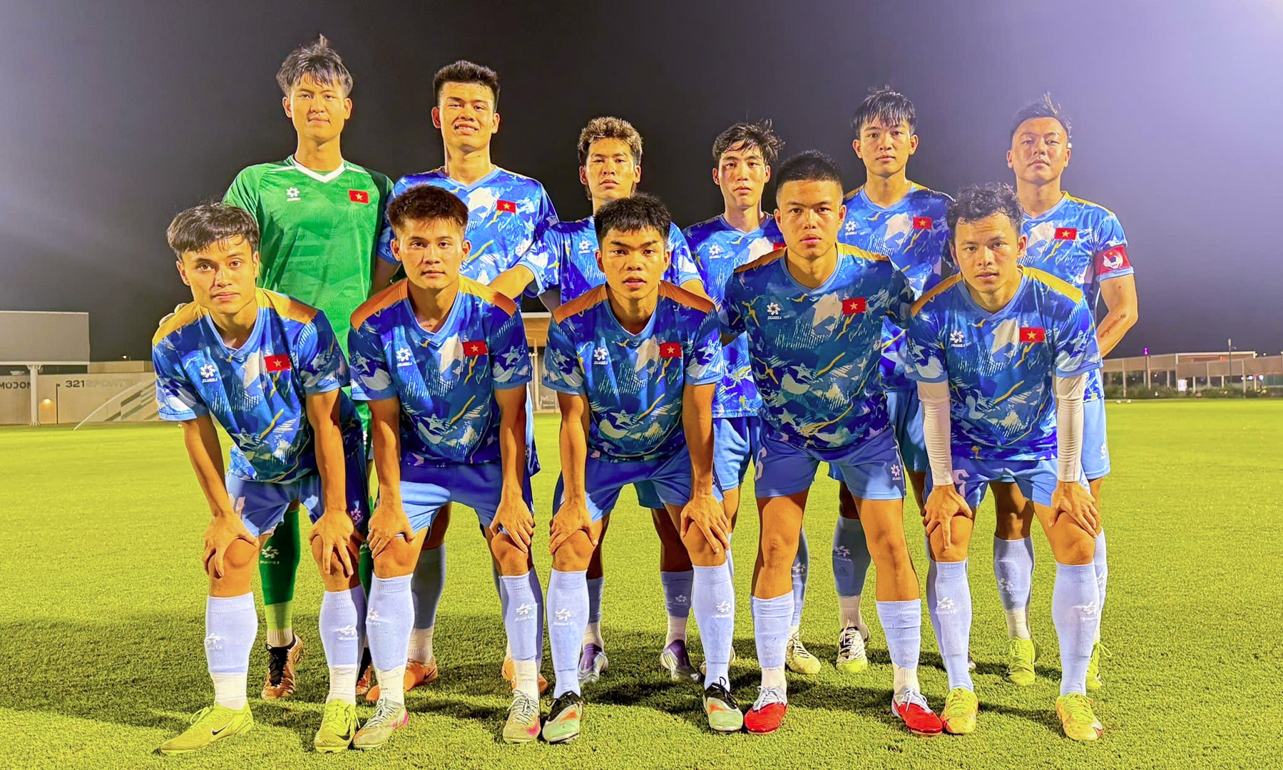 Đội hình đá chính của U23 Việt Nam gồm Nguyễn Tân, Quang Kiệt, Tuấn Phong, Nam Hải, Minh Phúc, Thành Chung, Thái Sơn, Thành Đạt, Long Vũ, Lê Phát và Văn Thuận.