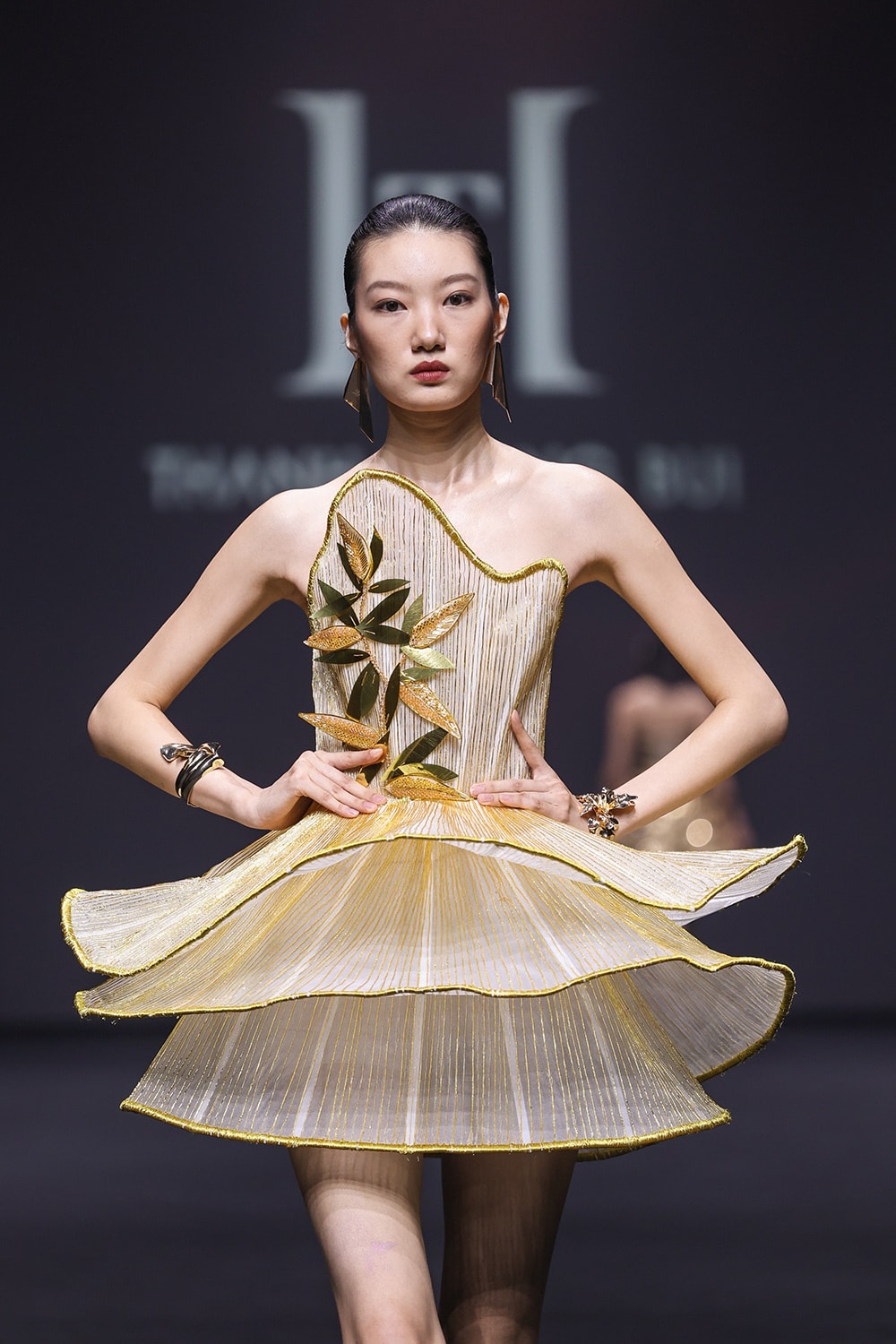 Ngoài ra, BST lần này của Thanh Hương Bùi còn có những trang phục hết sức độc đáo lấy cảm hứng từ tre Việt Nam cùng kỹ thuật kéo sợi thủ công thu hút thị giác người xem.