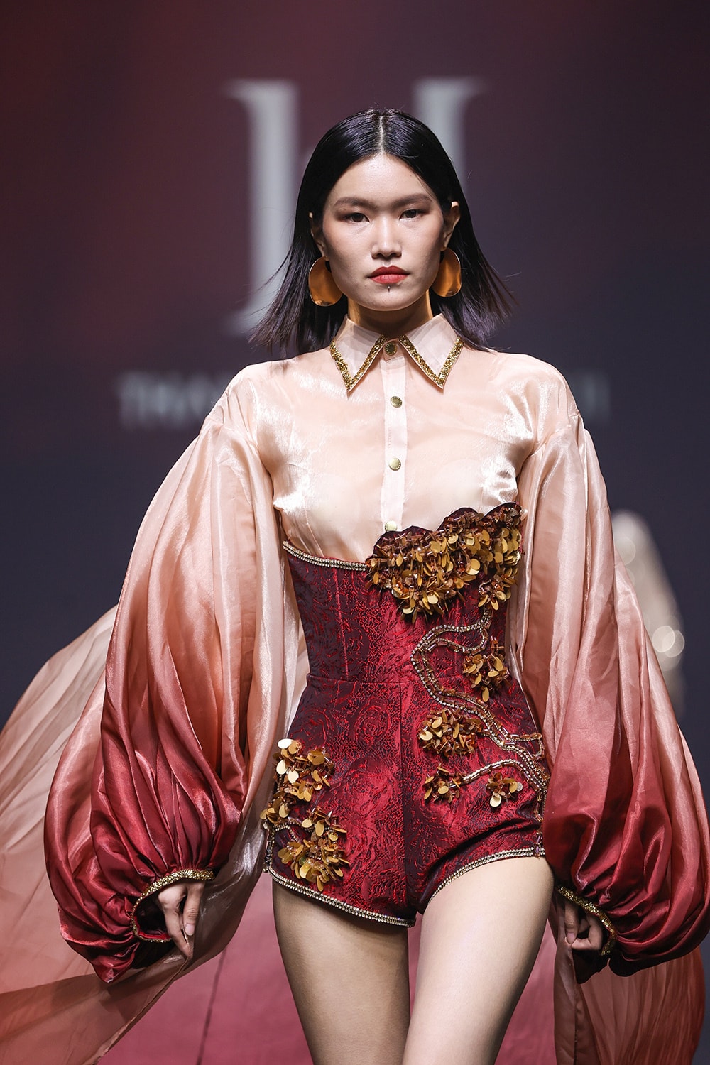 Thanh Hương Bùi cho biết đây không chỉ là bộ sưu tập thời trang, mà còn là bản tuyên ngôn nghệ thuật đầy cảm xúc, đưa người xem vào hành trình khám phá vẻ đẹp Việt Nam qua dòng chảy của thời gian.