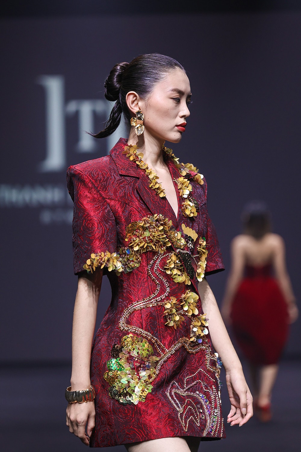 Sử dụng gam màu chủ đạo vàng, đỏ và đen không chỉ thể hiện vẻ kiêu sa của người phụ nữ mà còn mang ý nghĩa của sự thịnh vượng, nhiệt huyết và chiều sâu văn hóa vươn tầm quốc tế.