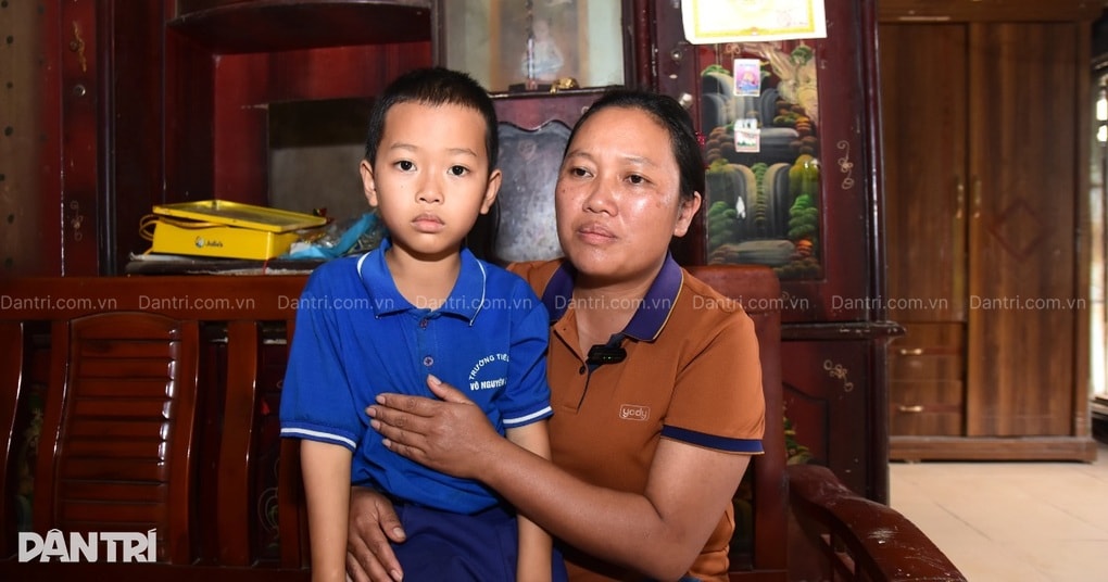 Mẹ nghèo làm lao công, chắt chiu từng đồng cứu con bị bệnh hiểm - 1 Mẹ nghèo làm lao công, chắt chiu từng đồng cứu con bị bệnh hiểm - 1