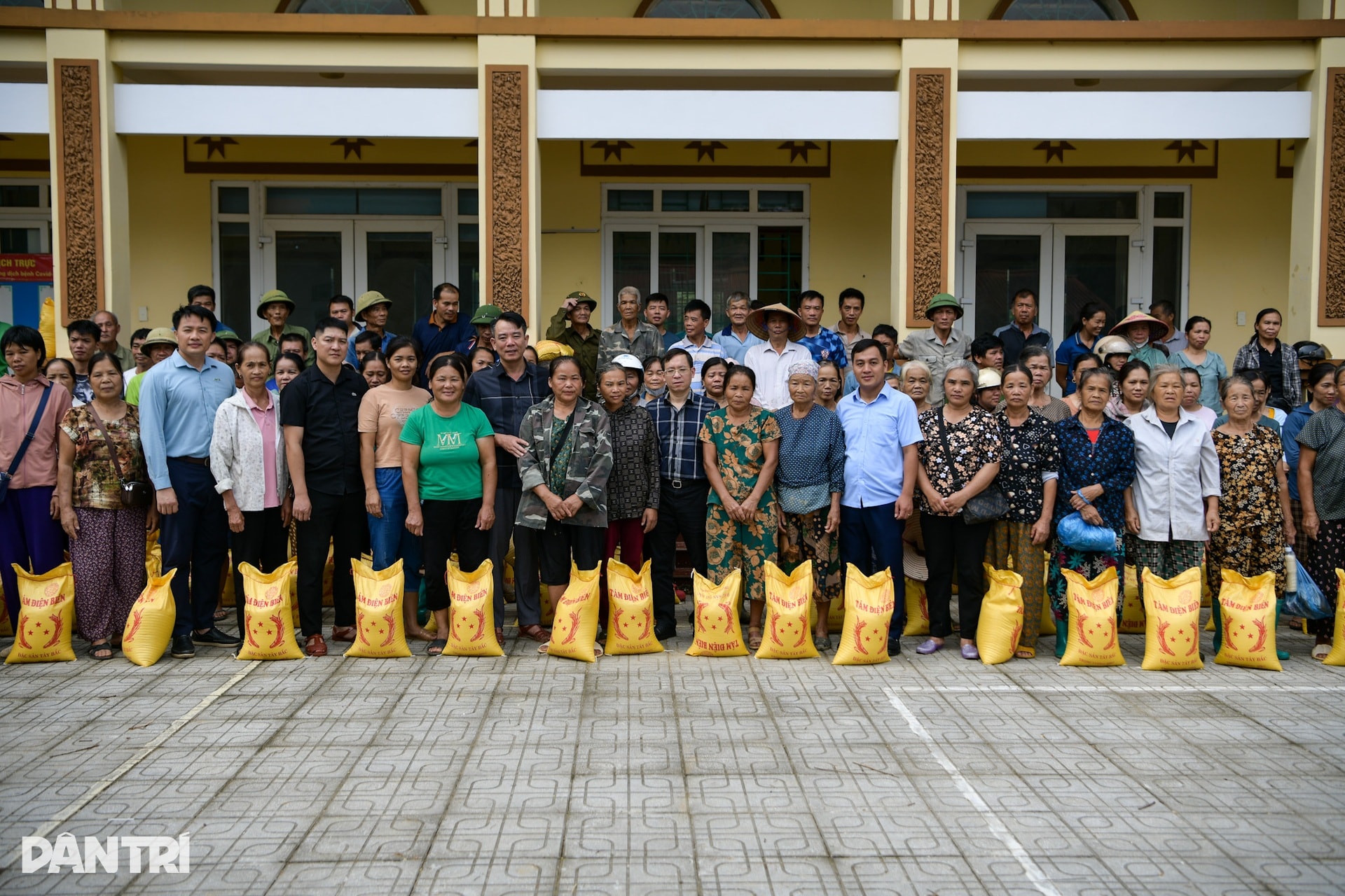 Đúng lúc nhà vừa hết gạo thì được bạn đọc Dân trí hỗ trợ - 11 Đúng lúc nhà vừa hết gạo thì được bạn đọc Dân trí hỗ trợ - 11