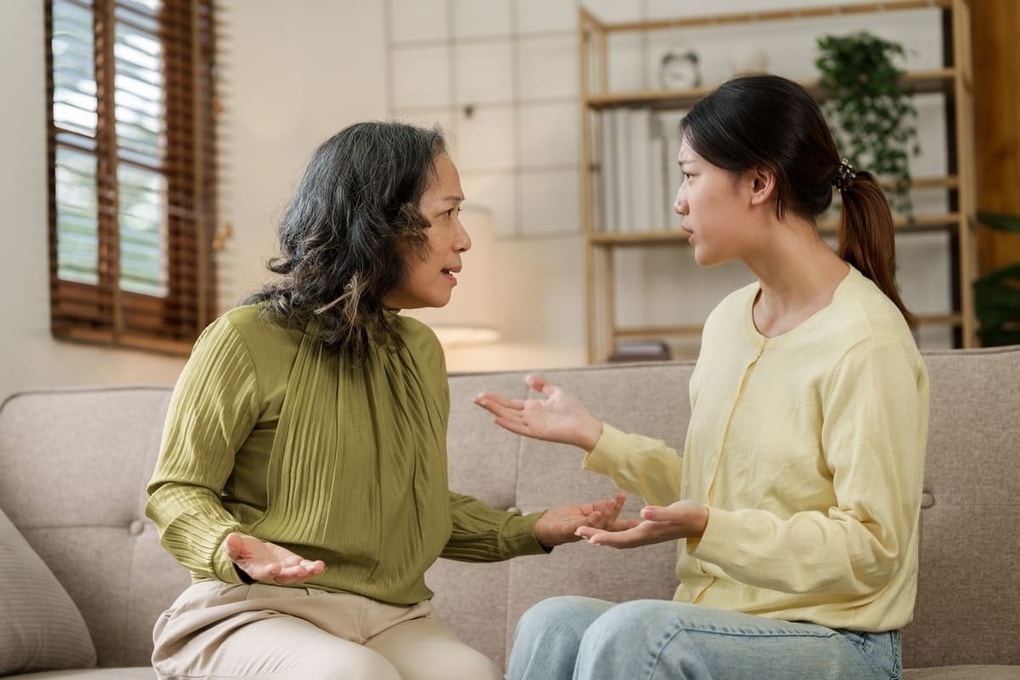 Bà nội cho cháu xem điện thoại, vợ tôi dám “to gan” nói câu này - 1 Bà nội cho cháu xem điện thoại, vợ tôi dám “to gan” nói câu này - 1