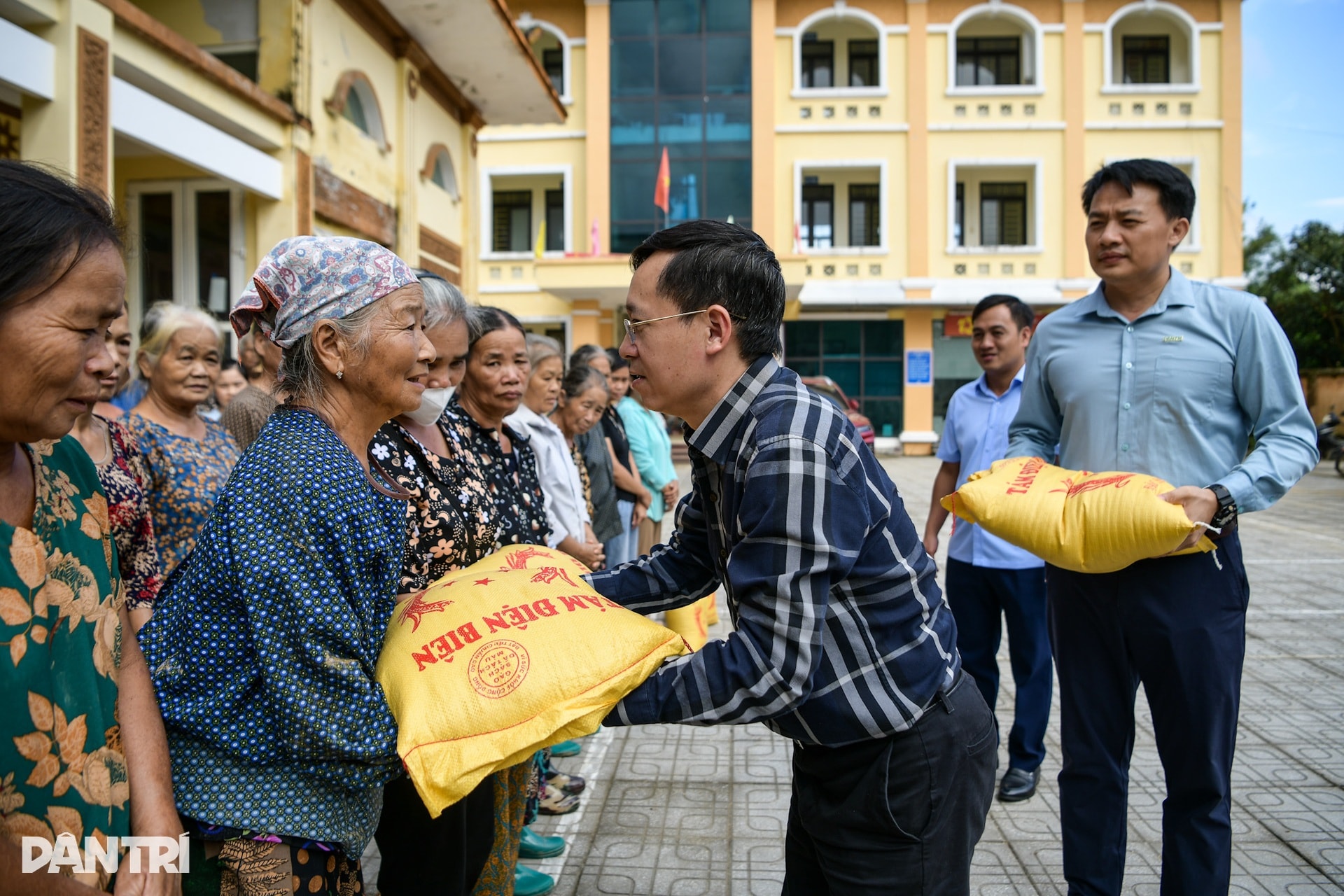 Đúng lúc nhà vừa hết gạo thì được bạn đọc Dân trí hỗ trợ - 8 Đúng lúc nhà vừa hết gạo thì được bạn đọc Dân trí hỗ trợ - 8