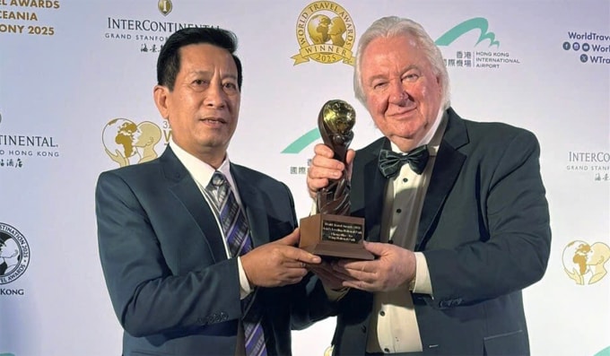 Ông Phạm Hồng Thái, Giám đốc Ban quản lý Vườn (bên trái) nhận giải thưởng tử WTA. Ảnh: Anh Thành