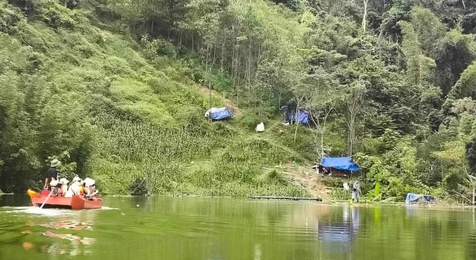 Các đoàn từ thiện đến thăm hai hộ dân với 11 người ở thôn Kim Vân, xã Văn Lang dưng lều tạm trên núi để tránh trú khi nước lũ nhấn chìm nhà cửa, ngày 12/10. Ảnh: Ma Thiện Thiêm