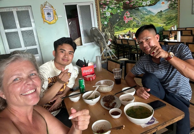 Sheree Hamilton cùng ngừoi tài xế ở Hà Giang, tháng 10/2025. Ảnh: Nhân vật cung cấp