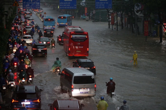 Nguyễn Trãi, phường Thanh Xuân có điểm ngập sâu tới 1m sau hoàn lưu bão Matmo. Ảnh: Phạm Chiểu