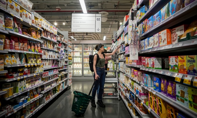 Khách hàng mua sắm tại một siêu thị Whole Foods Market ở New York ngày 23/7. Ảnh: Reuters