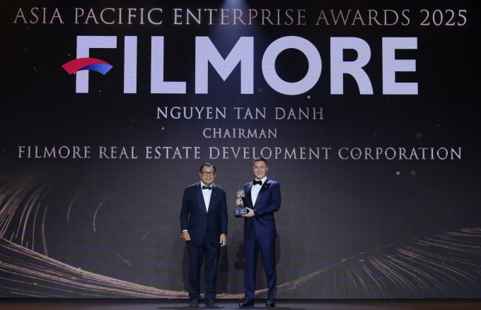 Ông Nguyễn Tấn Danh (phải), Chủ tịch hội đồng quản trị Filmore Development nhận giải Doanh nhân xuất sắc châu Á. Ảnh: Filmore Development