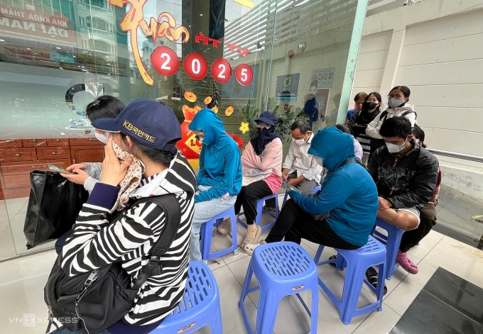 Một góc người dân xếp hàng mua vàng tại trụ sở SJC trên đường Nguyễn Thị Minh Khai (TP HCM). Ảnh: Quỳnh Trang