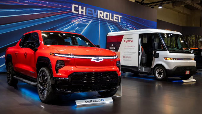 Xe điện Chevrolet Silverado và Chevrolet Brightdrop được trưng bày tại Triển lãm ôtô quốc tế ở Toronto, Ontario, Canada, ngày 13/2. Ảnh: Reuters