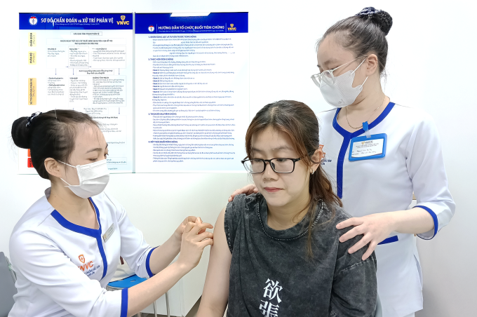 Chị Oanh tiêm vaccine cúm tại Trung tâm tiêm chủng VNVC Phạm Hùng sau một tuần khỏi bệnh. Ảnh: Khánh Hòa