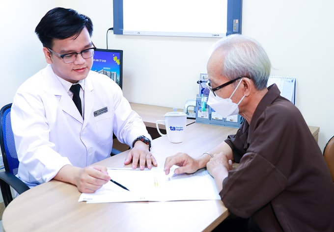 Bác sĩ Hải giải thích kết quả đo mật độ xương cho người bệnh. Ảnh: Phòng khám Đa khoa Tâm Anh Quận 7