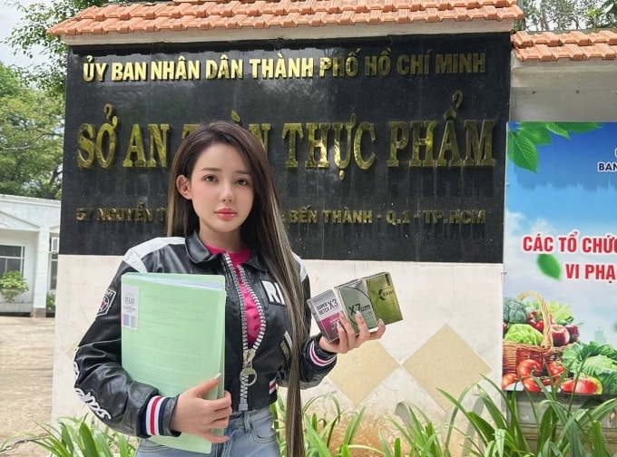 DJ Ngân 98 đến làm việc tại Sở An toàn thực phẩm TP HCM hồi tháng 5. Ảnh: Facebook cá nhân