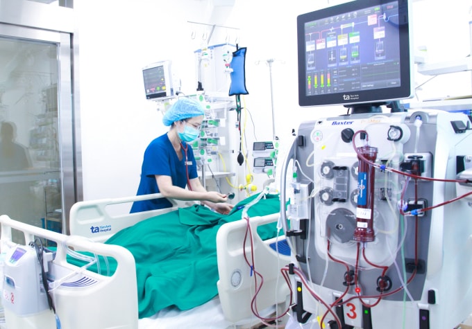 Người bệnh được lọc máu liên tục (CRRT) tại giường bệnh ICU. Ảnh: Bệnh viện Đa khoa Tâm Anh