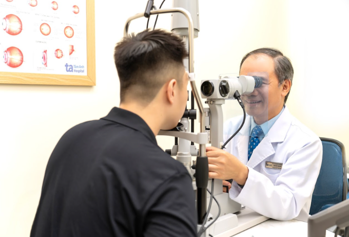 Bác sĩ kiểm tra mắt cho nam thanh niên. Ảnh: Bệnh viện Đa khoa Tâm Anh