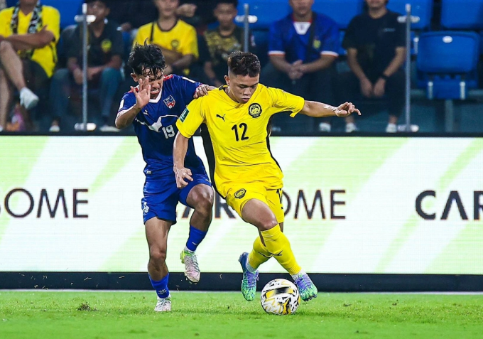 Tiền vệ Malaysia Arif Aiman (số 12) đi bóng trong trận thắng Nepal 2-0. Ảnh: FAM