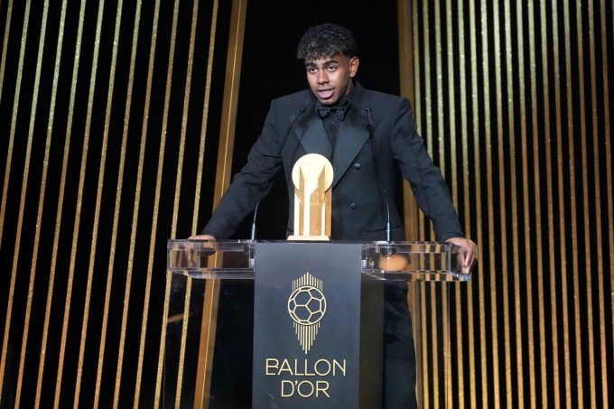 Tiền đạo Barca Lamine Yamal phát biểu sau khi nhận Kopa Trophy - giải thưởng cho Cầu thủ trẻ hay nhất - tại Gala Quả Bóng Vàng 2024 ở Theatre du Chatelet, Paris ngày 28/10. Ảnh: AP