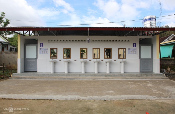 Nhà vệ sinh tại Trường THCS số 2 Hưng Trạch đưa vào sử dụng. Ảnh: Đắc Thành