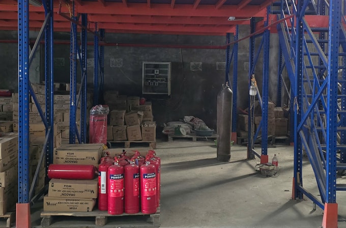 Kho hàng sản xuất các bình chữa cháy giả. Ảnh: Công an cung cấp