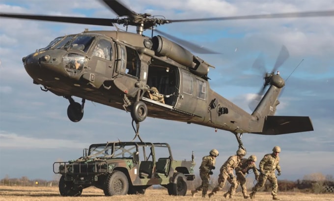 Trực thăng UH-60L chở xe Humvee bằng giá treo bên ngoài trong một cuộc diễn tập của lục quân Mỹ. Ảnh: US Army