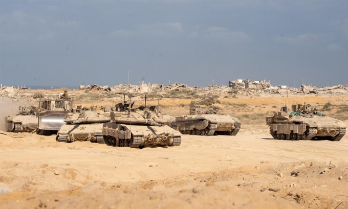 Xe tăng, thiết giáp và máy ủi của Israel tại Dải Gaza ngày 11/10. Ảnh: IDF