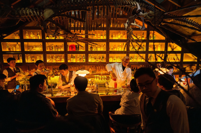 Bộ xương khủng long trang trí tại quán bar The Haflington. Ảnh: The Haflington