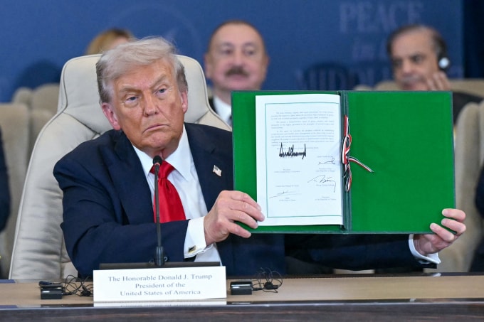 Tổng thống Mỹ Donald Trump cầm tuyên bố chung về Gaza tại hội nghị thượng đỉnh ở Ai Cập ngày 13/10. Ảnh: AFP