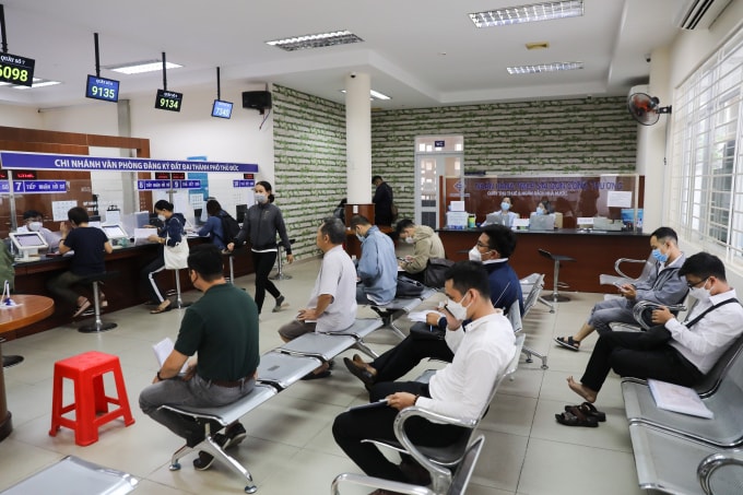 Người dân làm thủ tục hành chính tại TP HCM. Ảnh: Quỳnh Trần