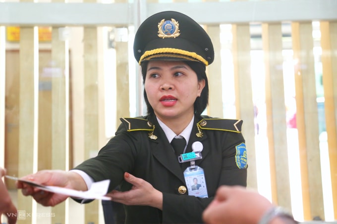Cán bộ an ninh hàng không kiểm tra thủ tục tại sân bay Thọ Xuân. Ảnh: Phạm Dự