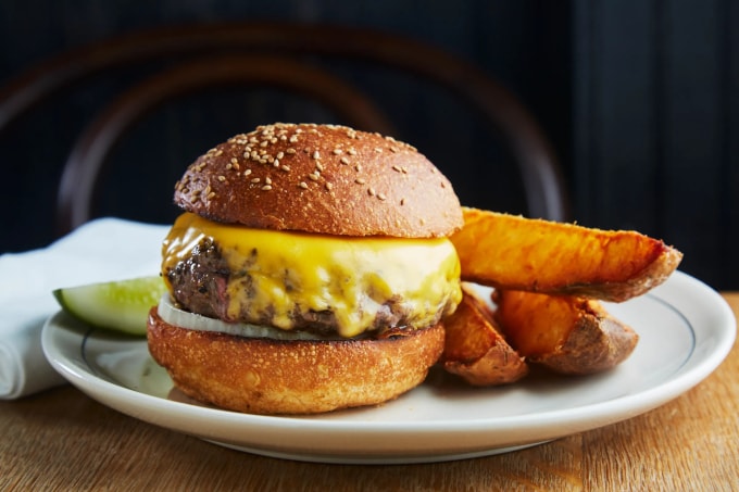 Một suất burger bán ở New York, Mỹ. Ảnh: Eater NY