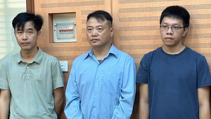 Bị can Bình và hai đồng phạm tại cơ quan công an. Ảnh: Linh Đan