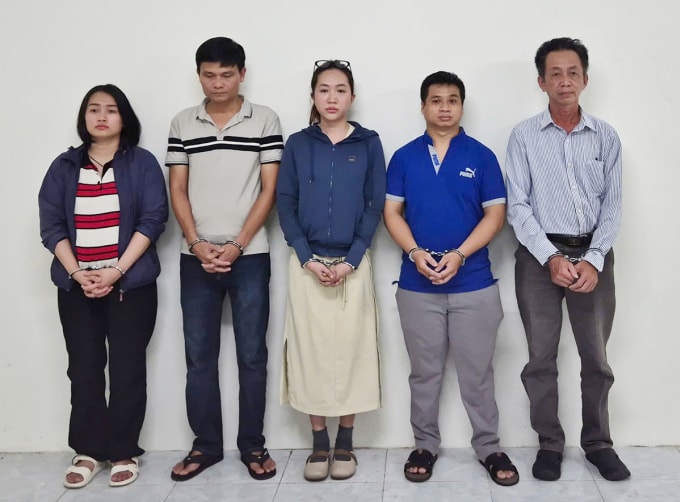 5 người trong ê-kip phẫu thuật khiến bệnh nhân tử vong. Ảnh: Công an cung cấp