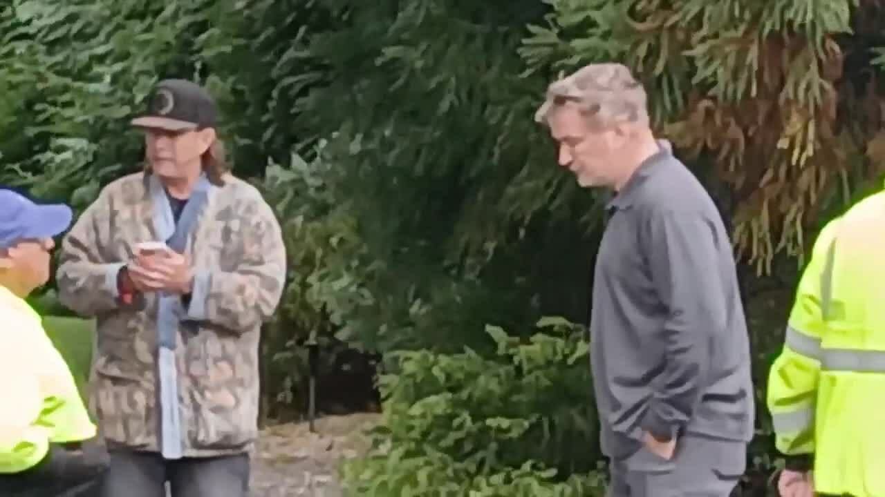 Alec Baldwin và em trai tại hiện trường vụ tông xe