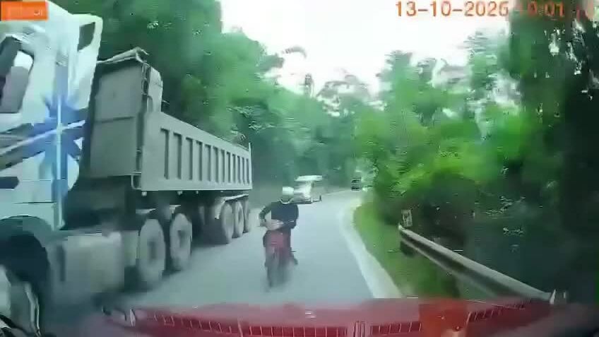 Lấn làn ở khúc cua, người đi xe máy lao thẳng vào đầu ôtô