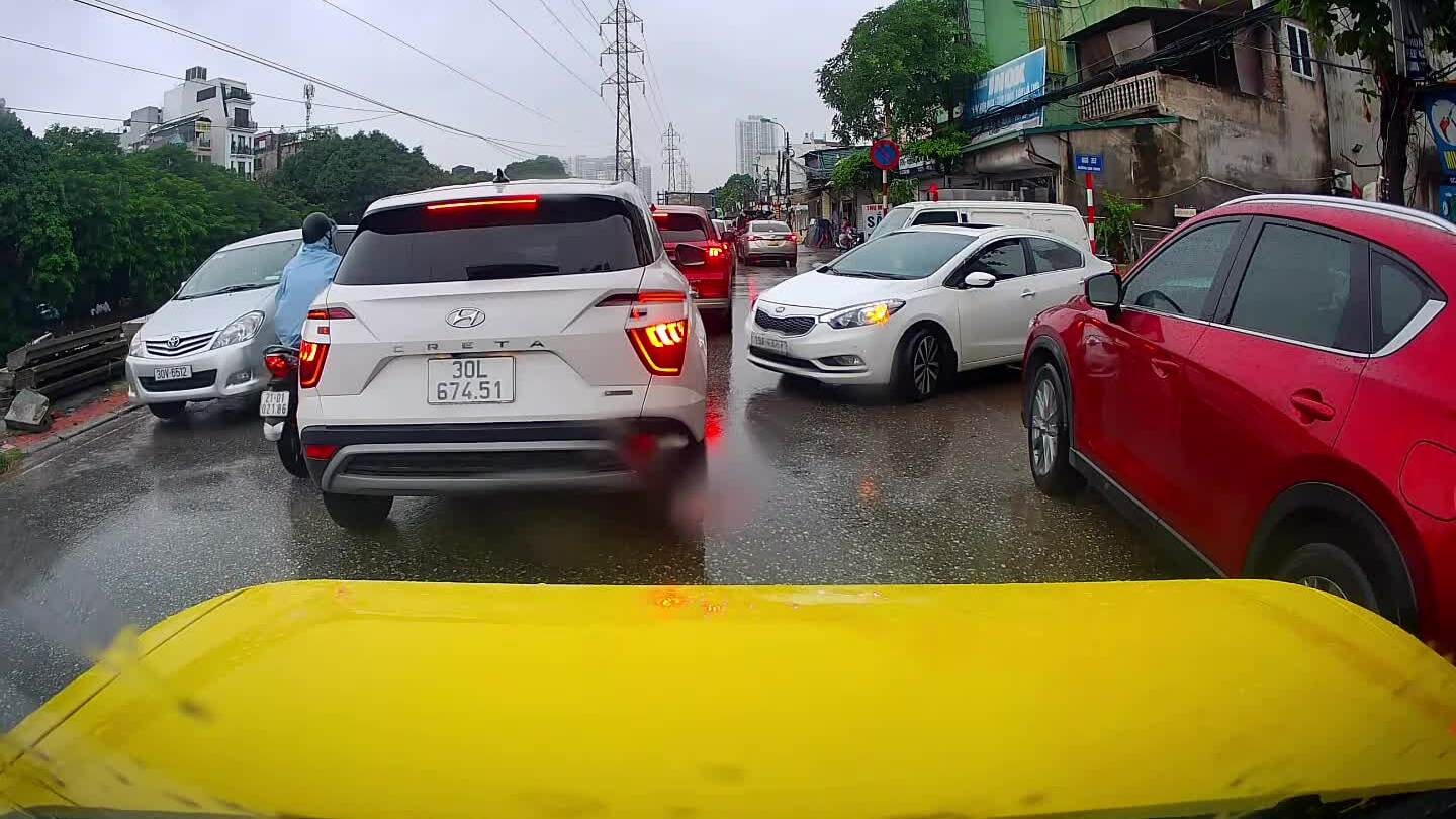 Tài xế dừng xe nhường đường cho nhiều ôtô qua trước tại giao lộ