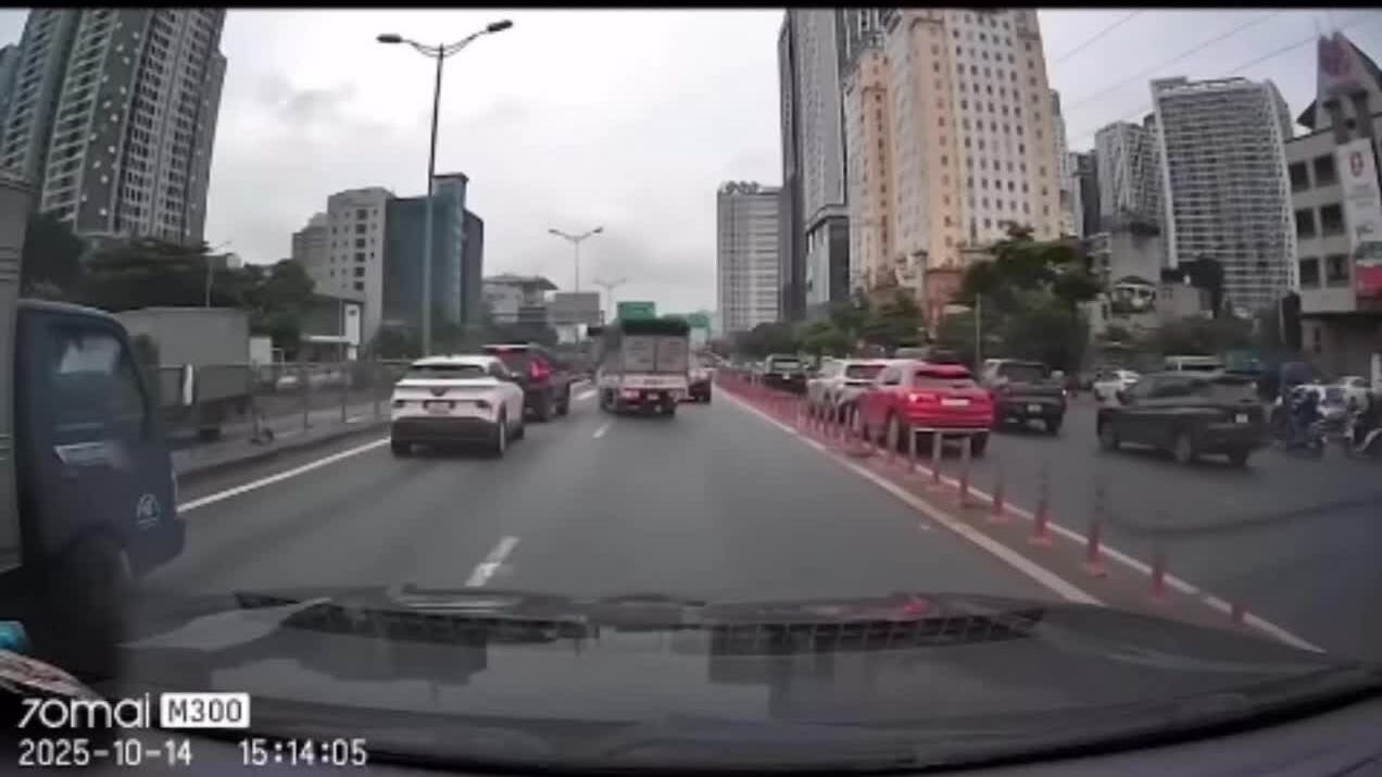 Tài xế say xỉn, lái xe ôtô nổ hai lốp đi ngược chiều
