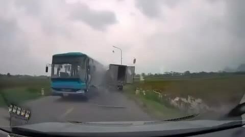 Xe buýt đâm vỡ nát xe tải nhỏ