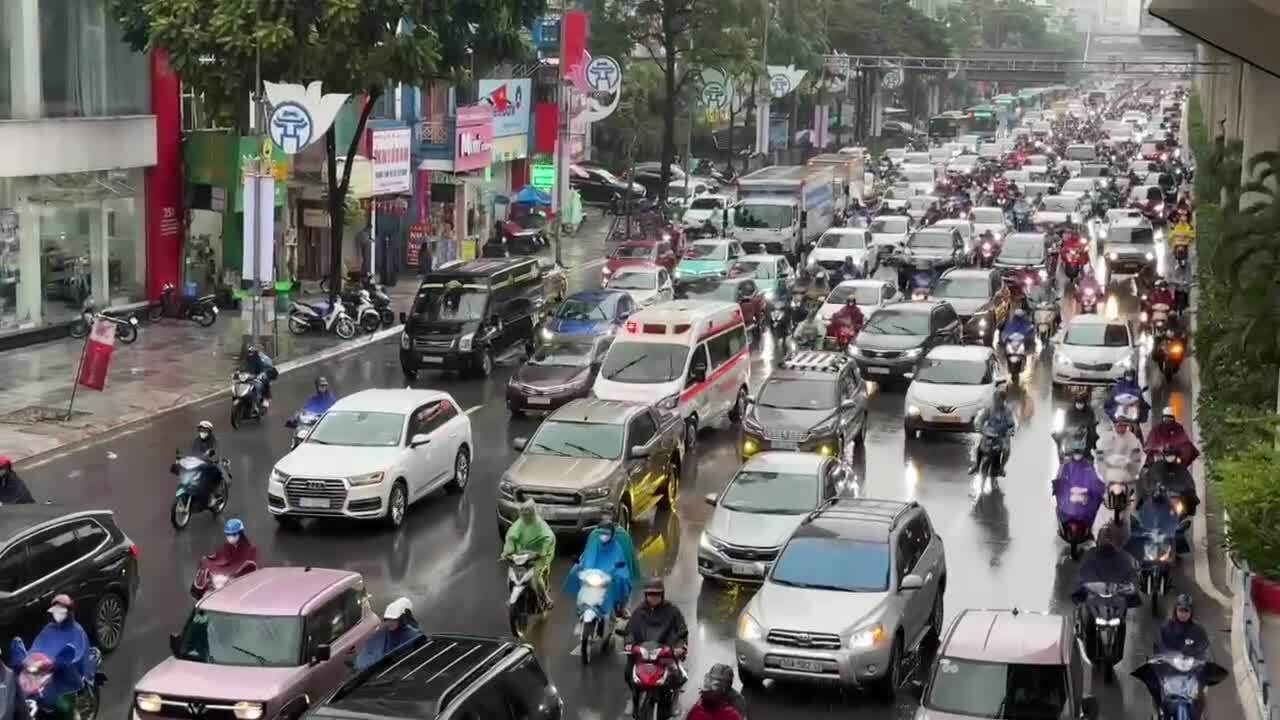Xe cấp cứu len lỏi trên đường Nguyễn Trãi