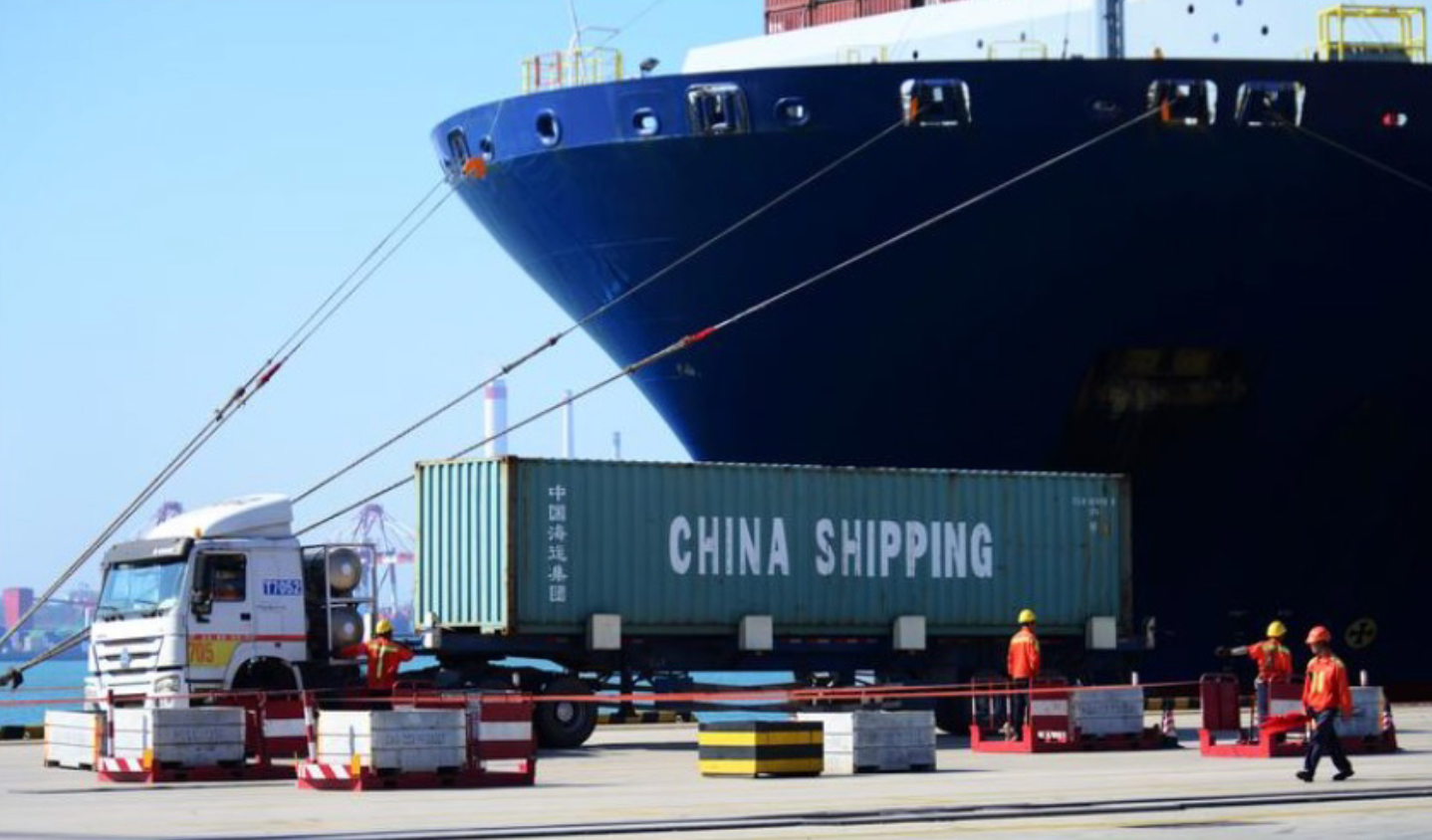Hoạt động xuất nhập khẩu hàng hóa tại cảng Thanh Đảo, tỉnh Sơn Đông, Trung Quốc. (Ảnh: Reuters)