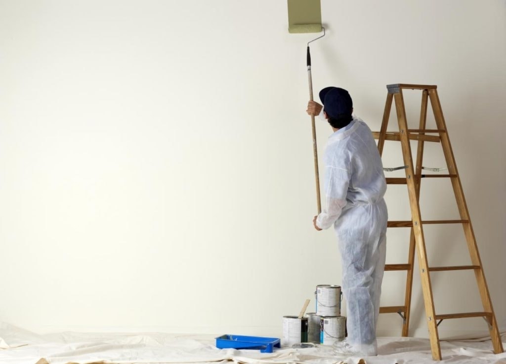 Không xử lý bề mặt tường sẽ khiến lớp sơn nhanh bong tróc. (Ảnh minh họa)