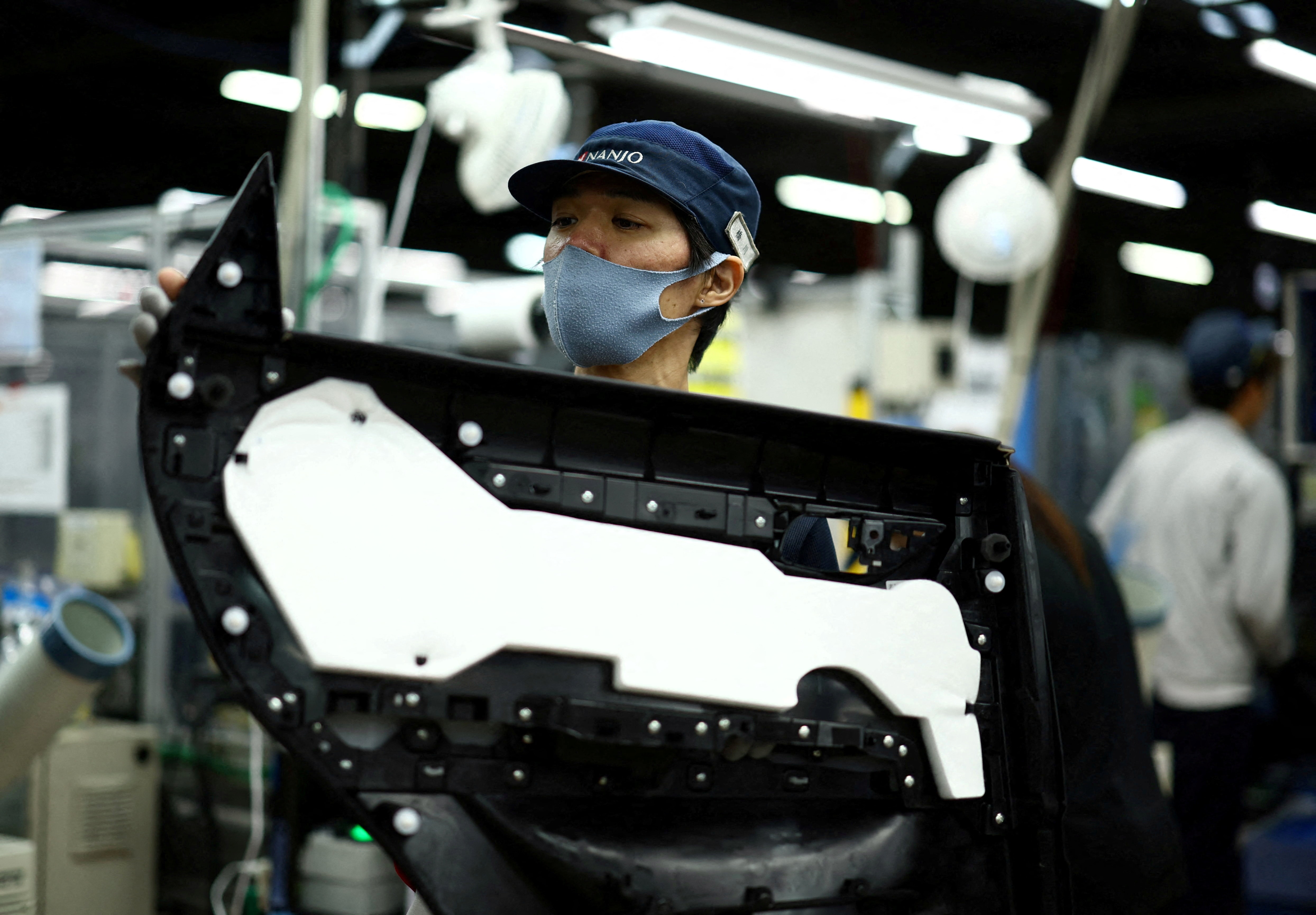Công nhân làm việc trên dây chuyền lắp ráp tại Nanjo Auto Interior, nhà sản xuất tấm cửa bên trong và các bộ phận khác cho Mazda Motor, ở thành phố Akitakata, tỉnh Hiroshima, Nhật Bản. (Ảnh: Reuters)