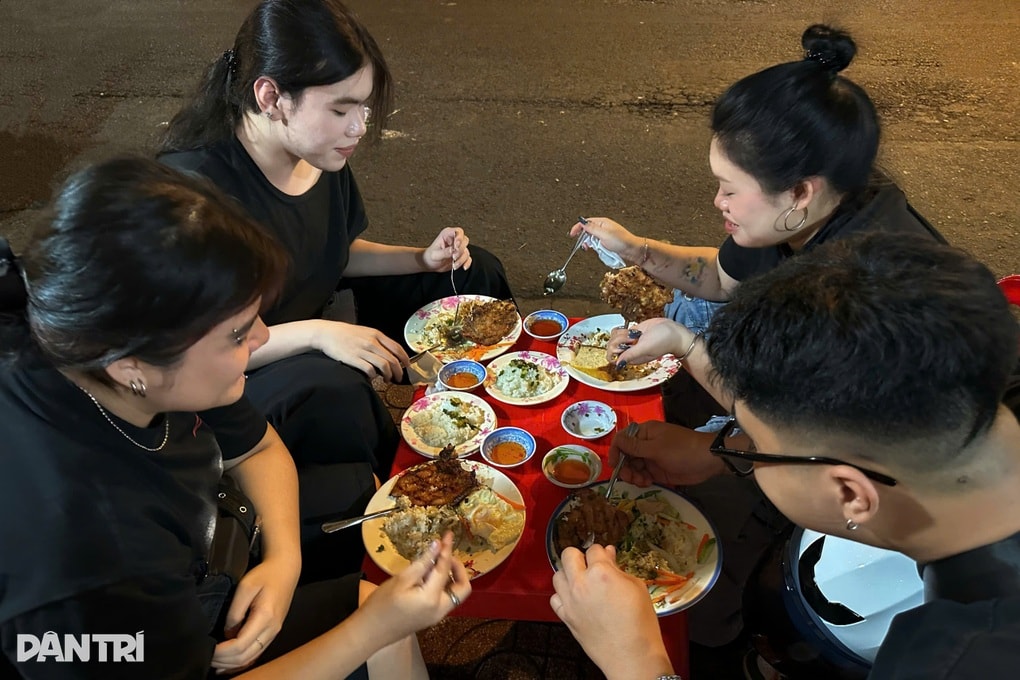 Quán cơm tấm ma ở TPHCM chỉ mở lúc đêm khuya, khách xếp hàng thưởng thức - 7 Quán cơm tấm ma ở TPHCM chỉ mở lúc đêm khuya, khách xếp hàng thưởng thức - 7