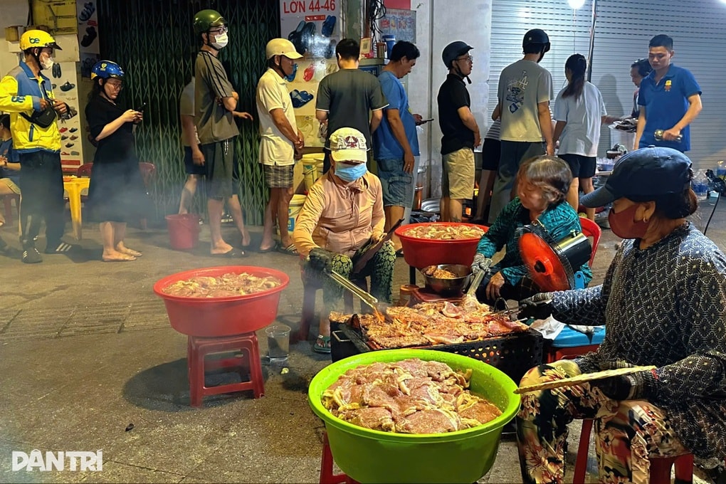 Quán cơm tấm ma ở TPHCM chỉ mở lúc đêm khuya, khách xếp hàng thưởng thức - 4 Quán cơm tấm ma ở TPHCM chỉ mở lúc đêm khuya, khách xếp hàng thưởng thức - 4