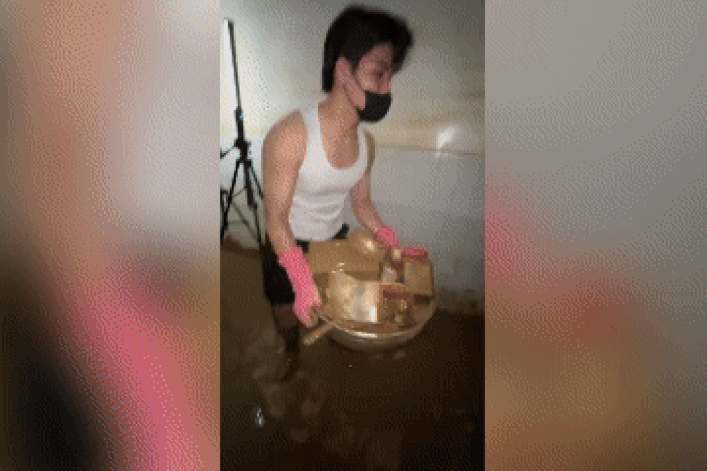 Thợ dọn nhà nhặt ví tiền, tài sản quý giá trong bùn lũ - 1 Thợ dọn nhà nhặt ví tiền, tài sản quý giá trong bùn lũ - 1