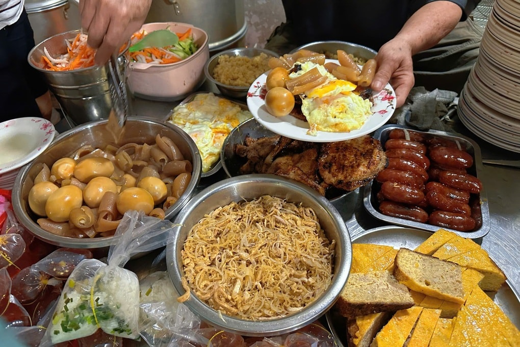 Quán cơm tấm ma ở TPHCM chỉ mở lúc đêm khuya, khách xếp hàng thưởng thức - 5 Quán cơm tấm ma ở TPHCM chỉ mở lúc đêm khuya, khách xếp hàng thưởng thức - 5