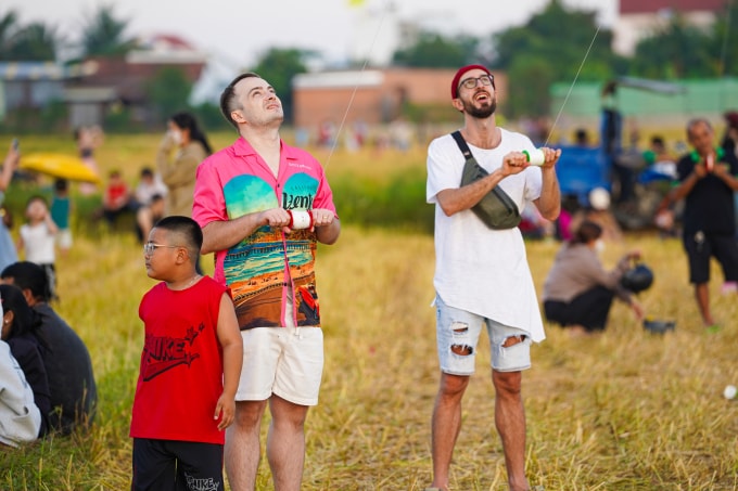 Hai du khách quốc tế thích thú trải nghiệm thả diều tại Bình Thuận. Ảnh: Phước Tuấn